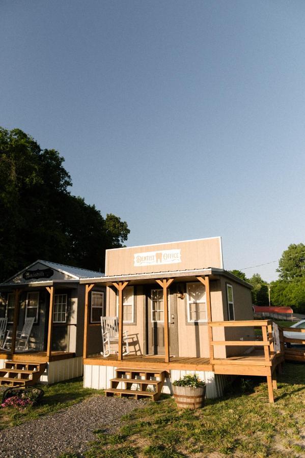 The Outpost Hotel Grand Rivers Exterior photo